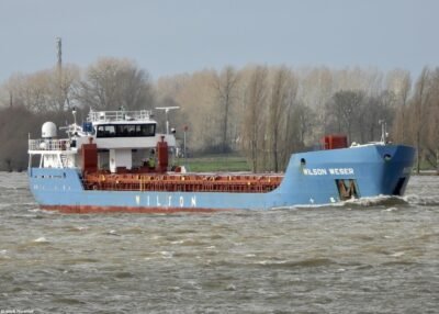 Wilson Weser on river Waal passing Zuilichem, 15-01-2023
