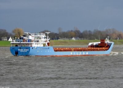 Wilson Weser on river Waal passing Zuilichem, 15-01-2023