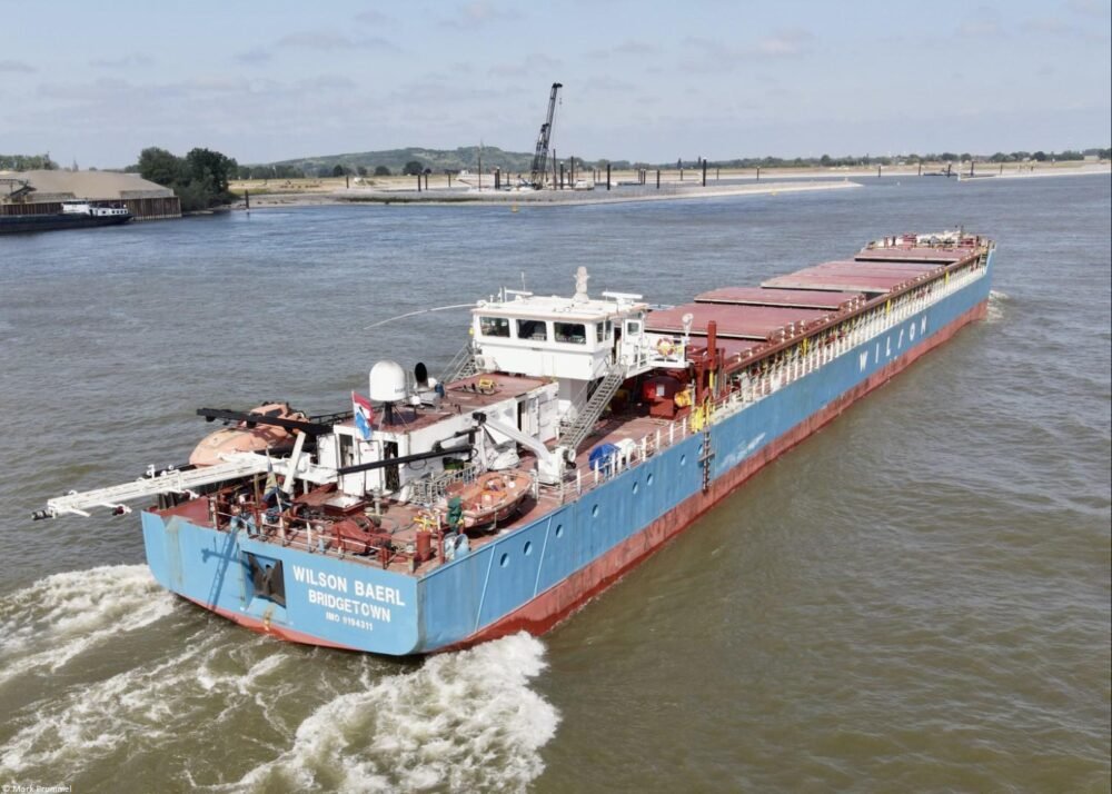 Wilson Baerl on river Rhine passing Spijk, 01-06-2023
