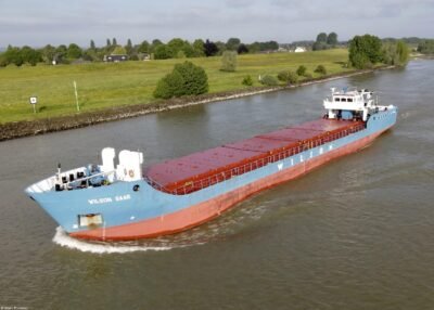 Wilson Saar on river Rhine passing Millingen, 24-05-2023