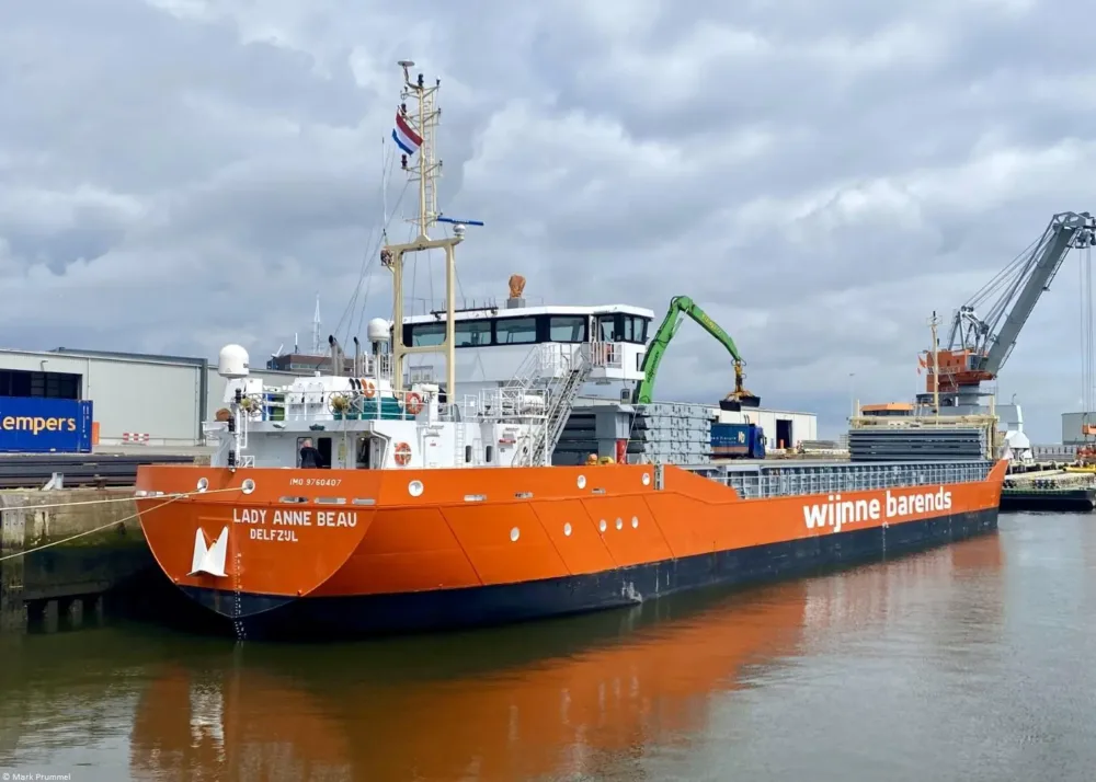 Lady Anne Beau discharging in Delfzijl, 28-07-2023