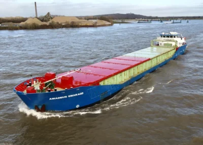 Amadeus Smaragd on river Rhine passing Spijk, 25-11-2023