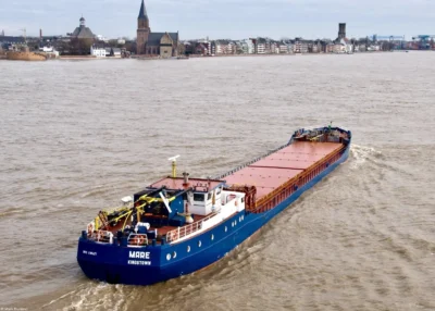 Mare on river Rhine passing Emmerich, 16-01-2011