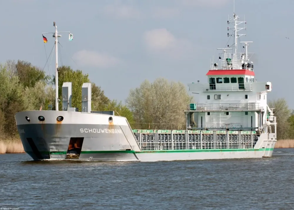 Schouwenbank in Kiel Canal passing Schülp, 11-05-2013