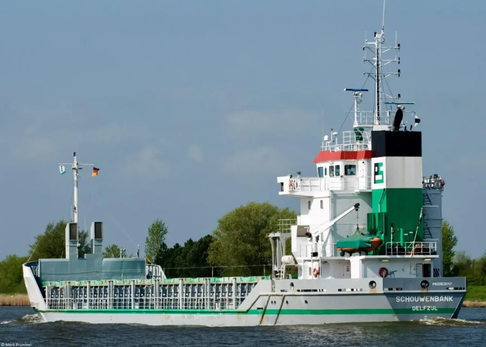 Schouwenbank in Kiel Canal passing Schülp, 11-05-2013
