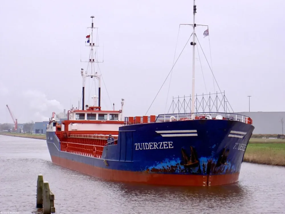 Zuiderzee in A.G. Wildervanckkanaal passing Meeden, 04-02-2004