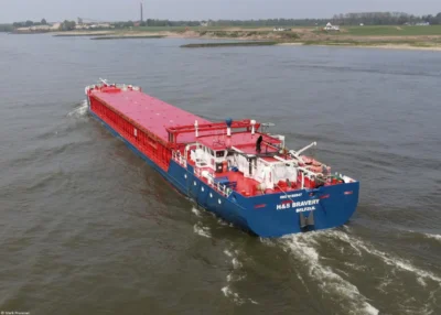 H&S Bravery on river Rhine passing Spijk, 15-05-2021