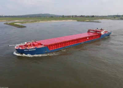 H&S Bravery on river Rhine passing Spijk, 15-05-2021