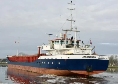 Jalonborg on Eemskanaal passing Farmsum, 02-12-2023