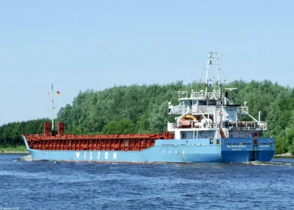 Wilson Ghent in Kiel Canal passing Breiholz, 29-05-2014