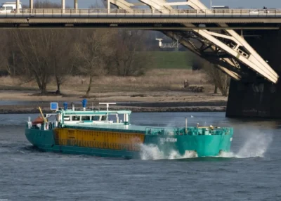 See-Stern on river Waal passing Nijmegen, 08-03-2012