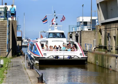 Esonborg enters the lock in Lauwersoog, 08-07-2007