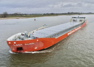 Lady Alida on river Waal passing Dodewaard, 09-02-2024