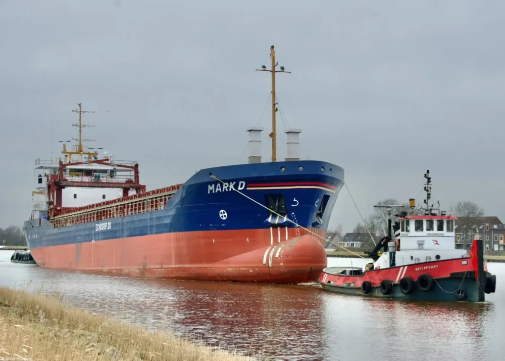 Mark D in Eemskanaal passing Farmsum, 29-01-2024