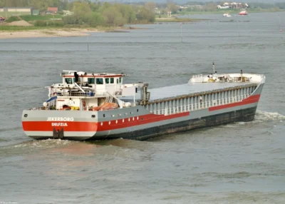 Jekerborg on river Waal passing Beneden Leeuwen, 27-03-2024