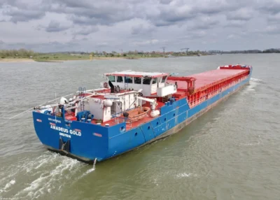 Amadeus Gold on river Rhine passing Tolkamer, 01-04-2024