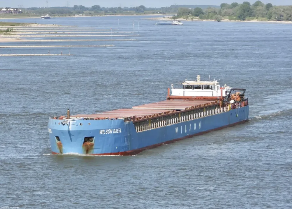 Wilson Baerl on the river Waal passing Beneden Leeuwen, 04-06-2023