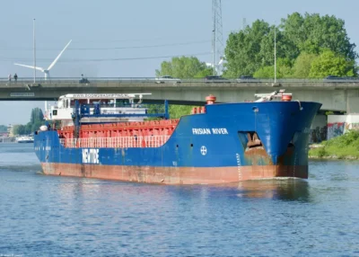 Frisian River in Maas-Waalkanaal passing Nijmegen-Neerbosch, 11-05-2024