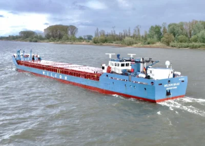 Wilson Maas on river Rhine passing Spijk, 19-04-2024