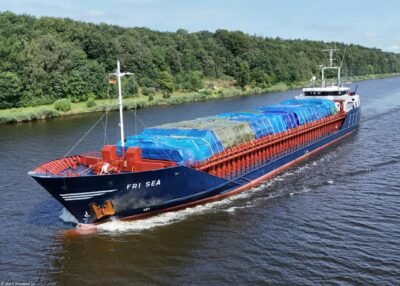 Fri Sea in Kiel Canal passing Hohenhörn, 25-07-2024