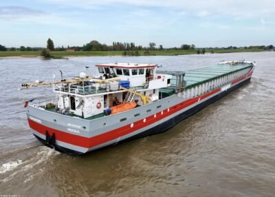 Jonaborg on river Waal passing Ewijk, 16-10-2024