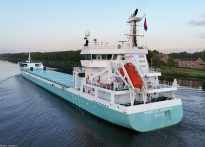 Marietje Deborah in Kiel Canal passing Hohenhörn, 24-07-2024