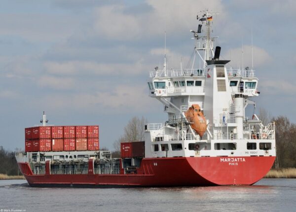 Marjatta in Kiel Canal passing Burg, 03-04-2010