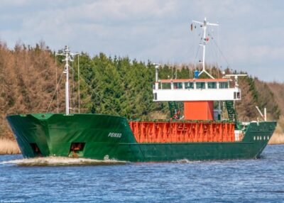 Peikko in Kiel Canal passing Burg, 02-04-2010