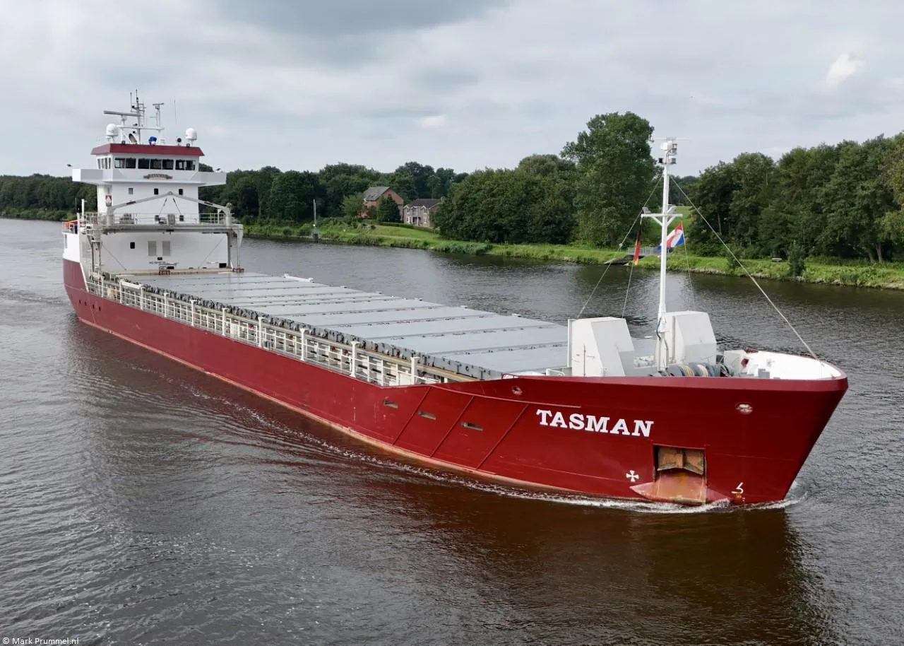 Tasman in Kiel Canal passing Hohenhörn, 23-07-2024 Tasman in Kiel Canal passing Hohenhörn, 23-07-2024