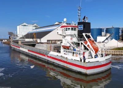 Delfborg loading salt in Harlingen, 30-08-2024