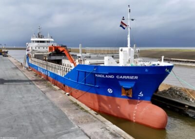 Hagland Carrier discharging stones in Harlingen, 24-08-2024