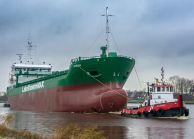 Spiken passing Farmsum underway to open waters, 02-12-2024