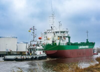 Spiken passing Farmsum underway to open waters, 02-12-2024