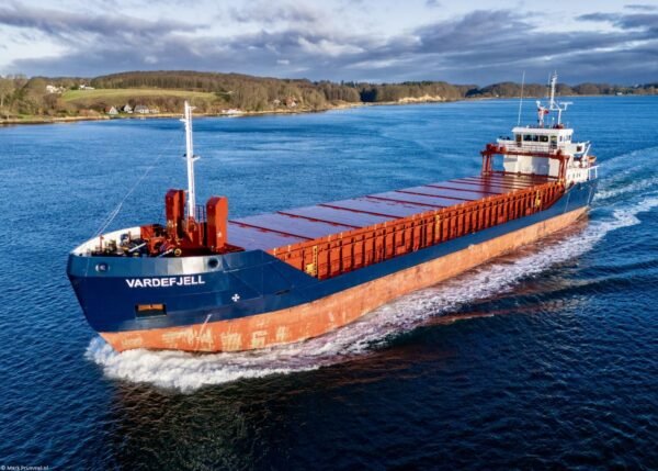 Vardefjell in Little Belt passing Skaerbaek, 23-12-2024