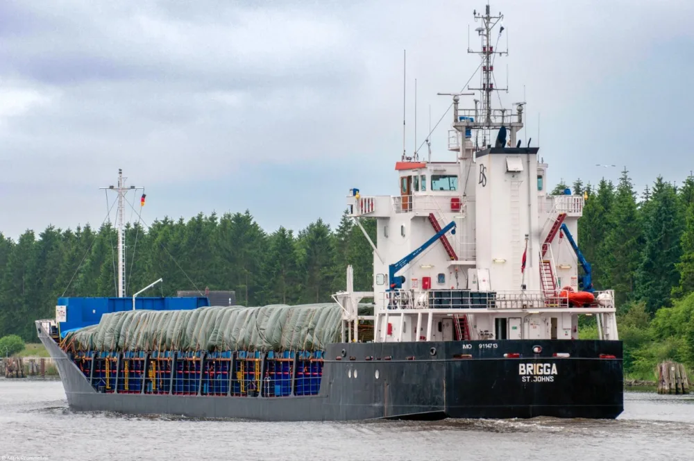 Brigga in Kiel Canal passing Breiholz, 01-06-2014