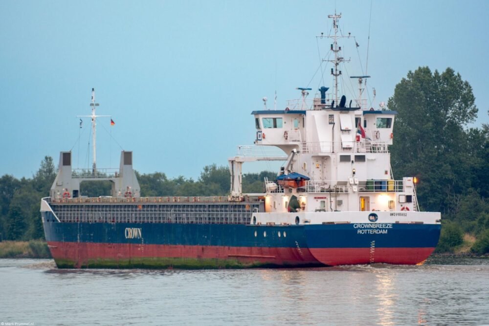 Crown Breeze in Kiel Canal passing Burg, 27-06-2014