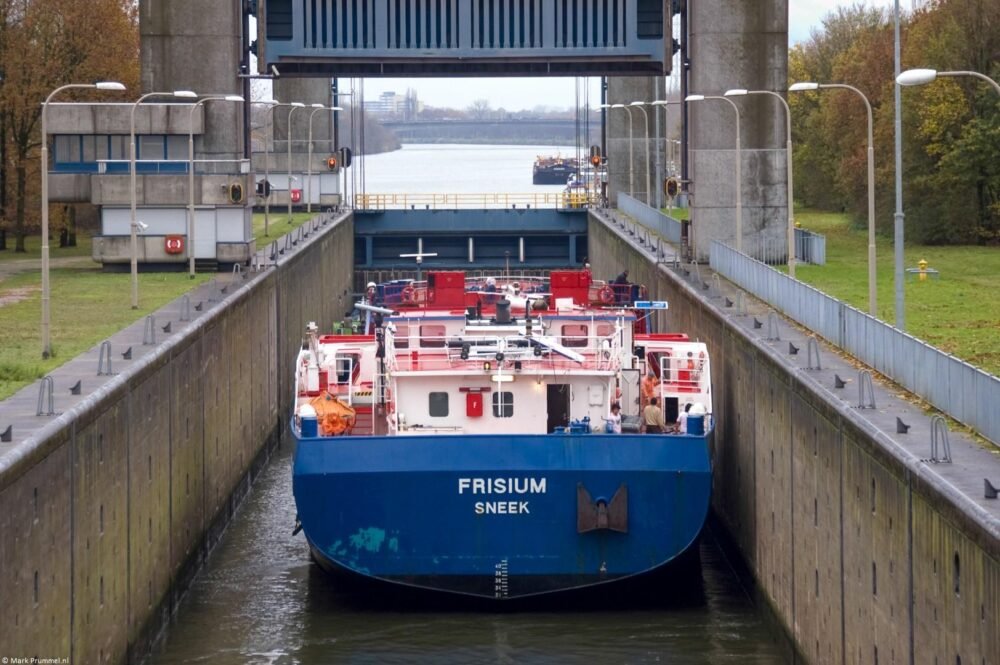 Frisium in lock Weurt in Maas-Waalkanaal, 13-11-2010
