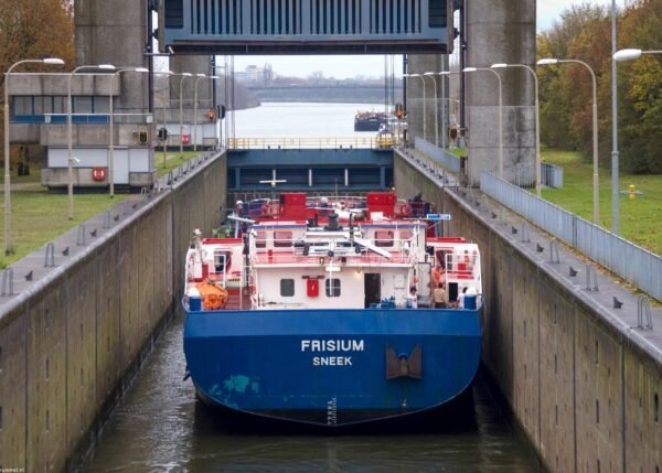 Frisium in lock Weurt in Maas-Waalkanaal, 13-11-2010