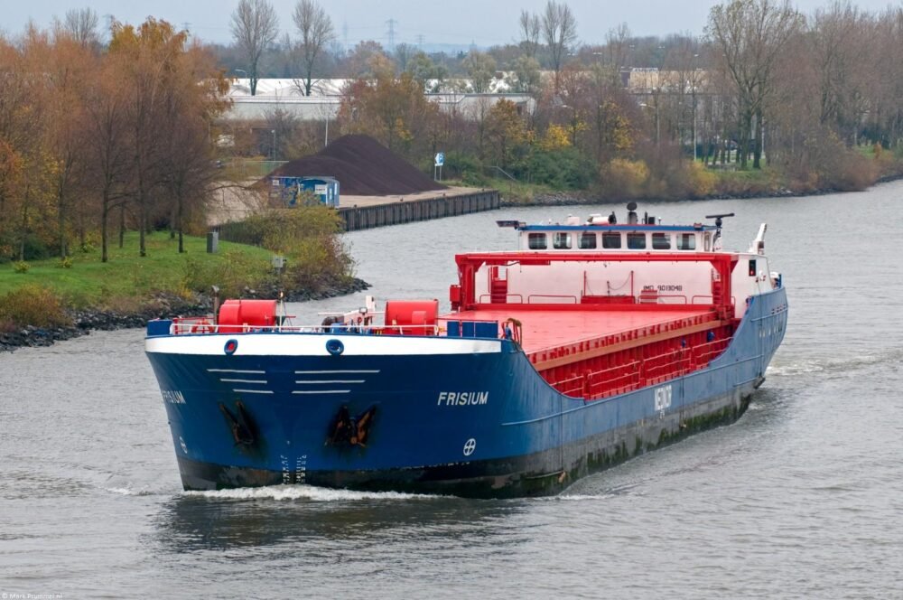 Frisium in Maas-Waalkanaal passing Weurt, 13-11-2010