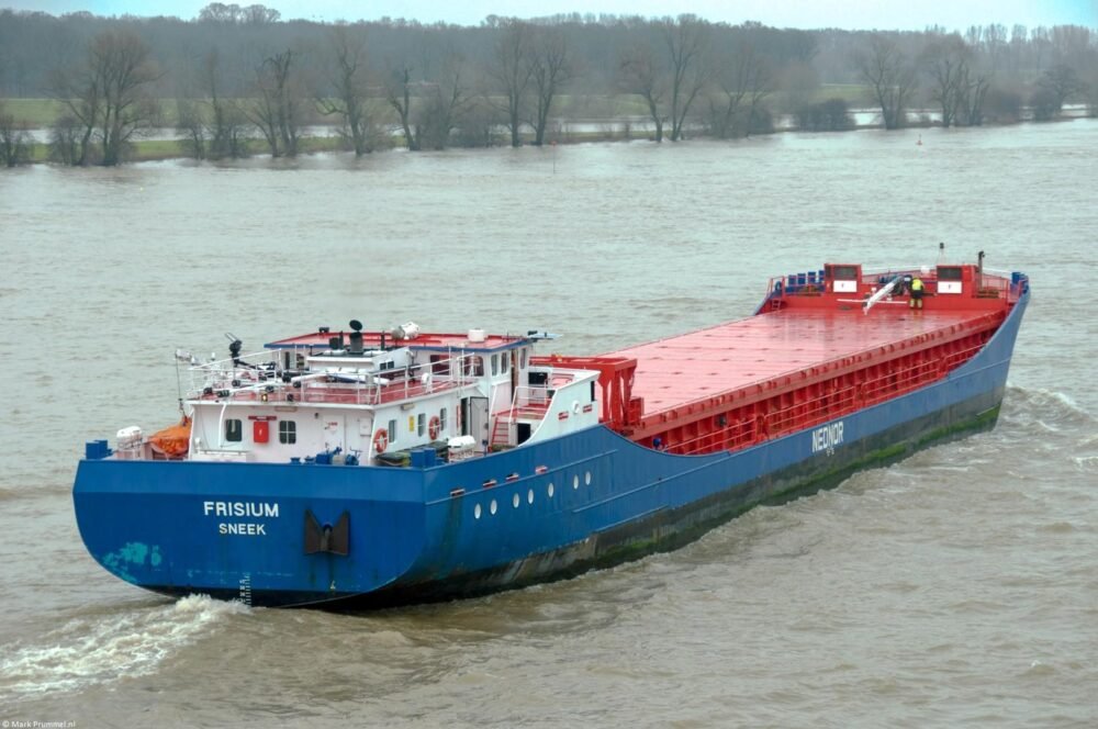 Frisium on river Waal passing Ewijk, 22-01-2011
