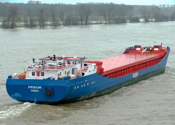 Frisium on river Waal passing Ewijk, 22-01-2011