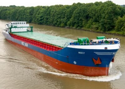 Noest in Maas-Waalkanaal passing Malden, 10-07-2012