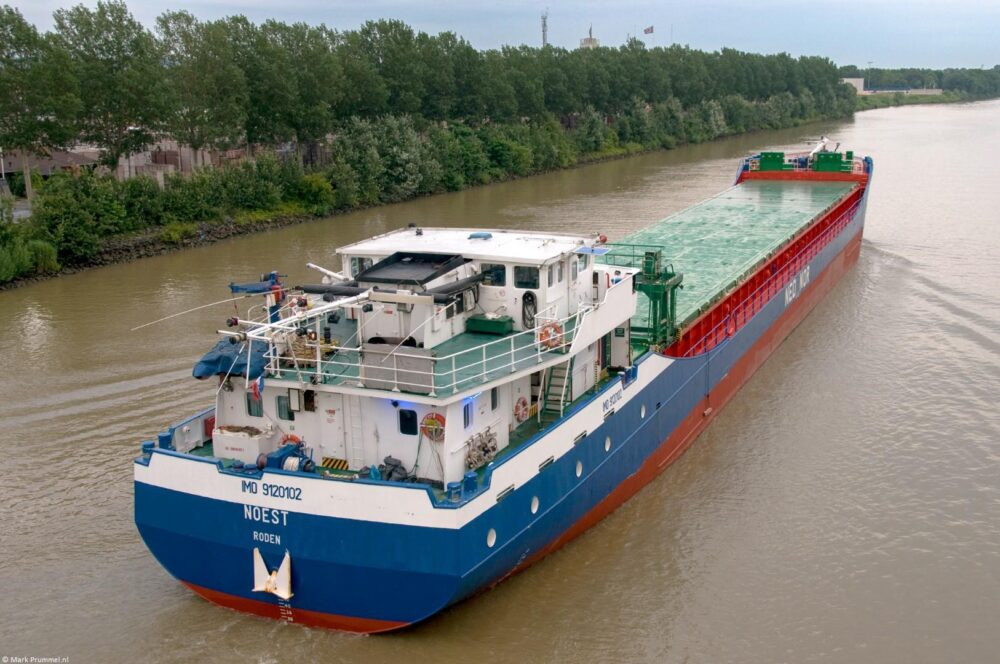 Noest in Maas-Waalkanaal passing Malden, 10-07-2012