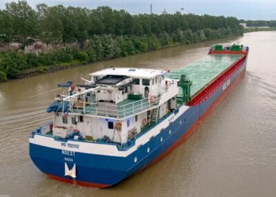 Noest in Maas-Waalkanaal passing Malden, 10-07-2012