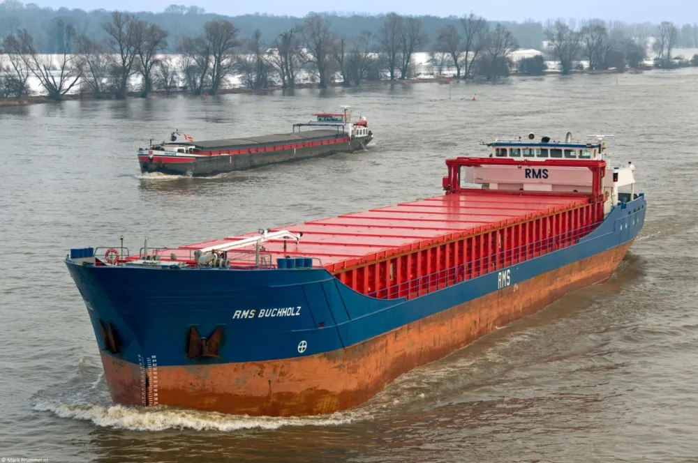 RMS Buchholz on river Waal passing Ewijk, 29-12-2010