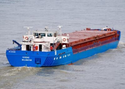 Simone on river Waal passing Beneden Leeuwen, 27-04-2008