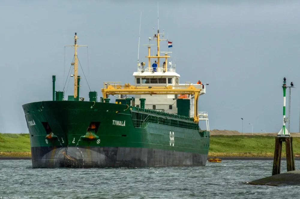 Tiwala arriving in Eemshaven, 05-09-2009