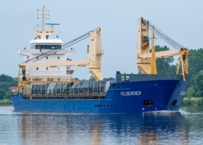 Velserdiep in Kiel Canal passing Burg, 27-06-2014