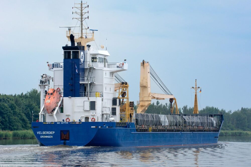 Velserdiep in Kiel Canal passing Burg, 27-06-2014