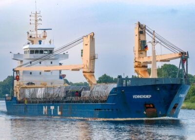 Vennendiep in Kiel Canal passing Rendsburg, 30-05-2014